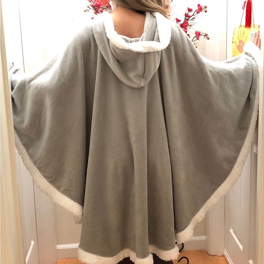 Angel Wrap Lightweight Hooded Sherpa Trimmed Full Zipper Closure Silver NWT